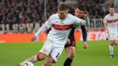 Stuttgarts Alexander Esswein (l) im Zweikampf mit Freiburgs Dominique Heintz.