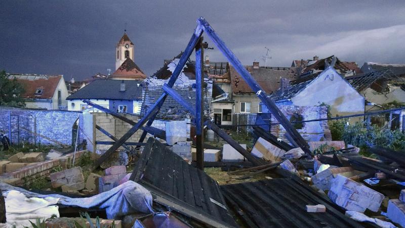 Ein mutmaßlicher Tornado hat eine Spur der Verwüstung hinterlassen.