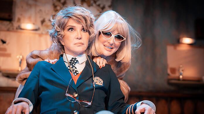 Desirée Nick (rechts) mit Anouschka Renzi als "Bette und Joan" in der Komödie von Anton Burge.
