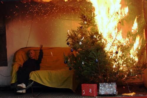Ein trockener Weihnachtsbaum kann blitzschnell entflammen - wie hier vorgeführt von der Münchner Feuerwehr.