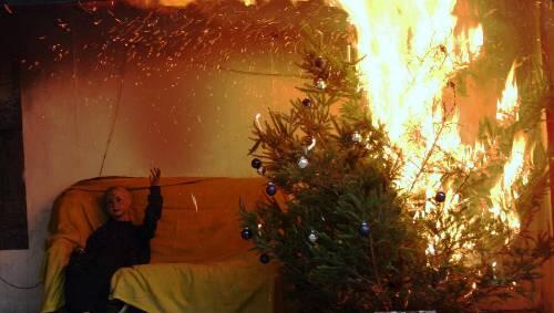 Ein trockener Weihnachtsbaum kann blitzschnell entflammen - wie hier vorgeführt von der Münchner Feuerwehr. Ein trockener Weihnachtsbaum kann blitzschnell entflammen - wie hier vorgeführt von der Münchner Feuerwehr.