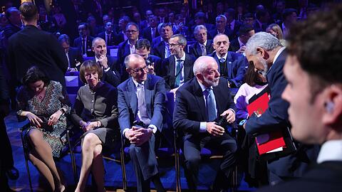 Merz (l) und Lula in der ersten Reihe bei der Er&ouml;ffnung der Hannover Messe: Brasilien ist erneut Partnerland &ndash; wie schon 1980, als es das erste &uuml;berhaupt war.