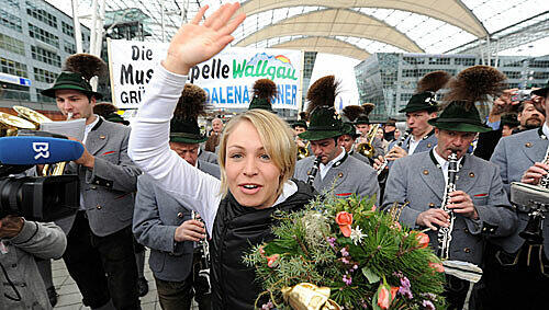 Magdalena wird am Münchner Flughafen empfangen. Magdalena wird am Münchner Flughafen empfangen.