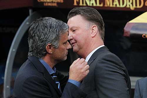 Am Freitag kommen sie sich wieder nahe: Jose Mourinho (l.) und Louis van Gaal.