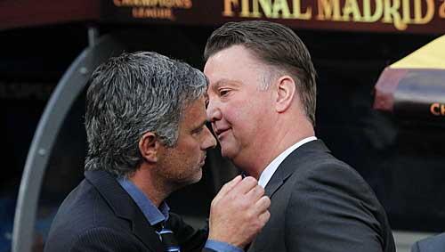 Am Freitag kommen sie sich wieder nahe: Jose Mourinho (l.) und Louis van Gaal. Am Freitag kommen sie sich wieder nahe: Jose Mourinho (l.) und Louis van Gaal.