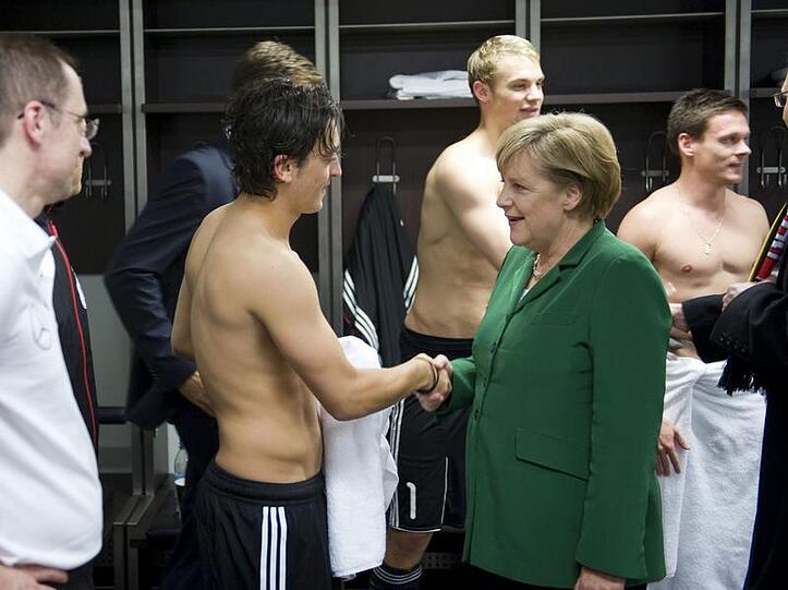 Bundeskanzlerin Angela Merkel gratulierte Mesut Özil (2. v. l.) und Co