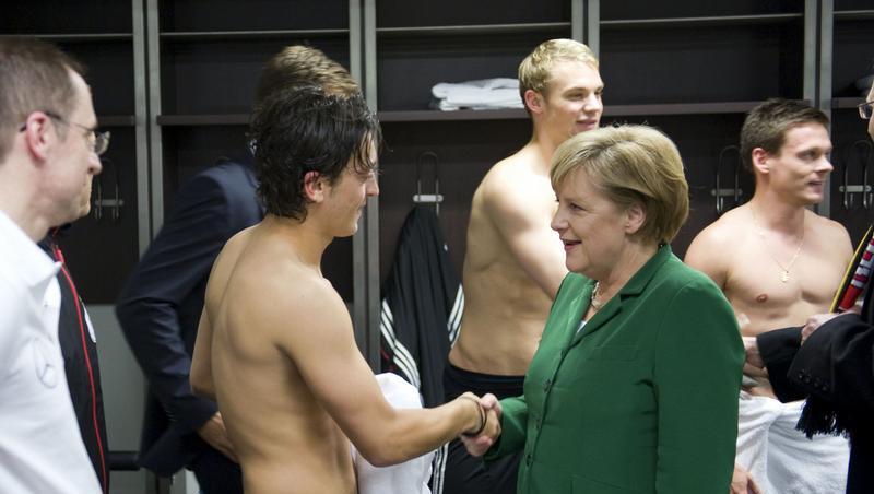 Bundeskanzlerin Angela Merkel gratulierte Mesut Özil (2. v. l.) und Co Bundeskanzlerin Angela Merkel gratulierte Mesut Özil (2. v. l.) und Co