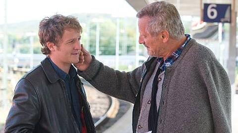Franz Kappl  (Maximilian Brückner)  bekommt Besuch von seinem Vater Ludwig  (Konstantin Wecker)