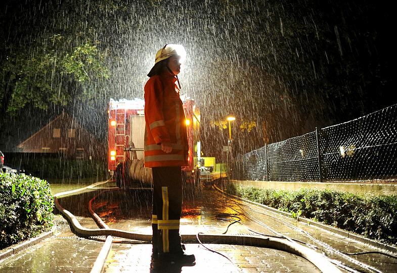 Ein heftiges Unwetter hat am Mittwochabend zahlreiche Keller im Landkreis Schaumburg geflutet. In Rinteln war die Feuerwehr mit 250 Kräften im Einsatz.