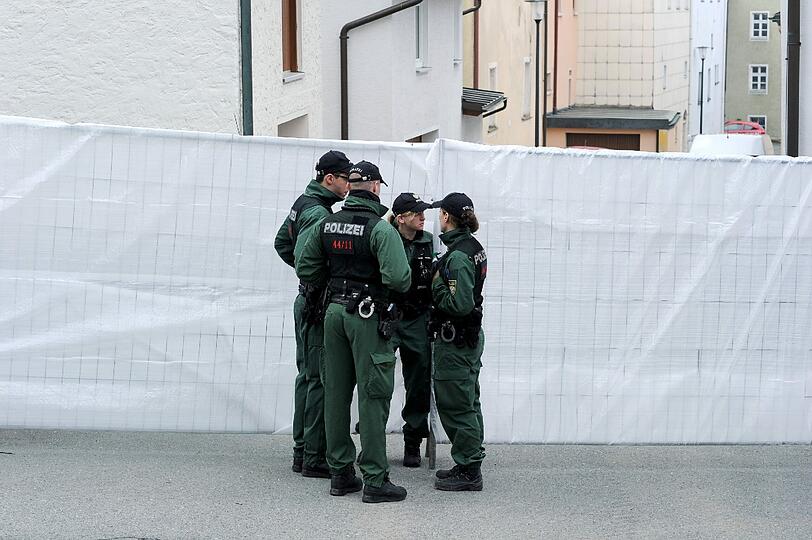 Ein Hinterhof in Lichtenberg: Die Polizei geht neuen Hinweisen nach und sucht nach der Leiche der vermissten Peggy