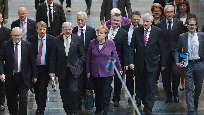 Bundeskanzlerin Angela Merkel (CDU, M.) kommt mit (l-r) Unions-Fraktionschef Volker Kauder, Kanzleramtsminister Ronald Pofalla (CDU), Hessens Ministerpräsident Volker Bouffier (CDU), Verkehrsminister Peter Ramsauer (CSU), CDU-Generalsekretär Hermann Gröhe, Bundesinnenminister Hans-Peter Friedrich (CSU), Sachsens Ministerpräsident Stanislaw Tillich (verdeckt), Bayerns Ministerpräsident Horst Seehofer (CSU), CSU-Generalsekretär Alexander Dobrindt sowie Bayerns Wirtschaftsministerin Ilse Aigner (CSU) am 10.10.2013 in Berlin zu den ersten Sondierungsgesprächen zwischen CDU/CSU und Bündnis 90/Die Grünen. Bundeskanzlerin Angela Merkel (CDU, M.) kommt mit (l-r) Unions-Fraktionschef Volker Kauder, Kanzleramtsminister Ronald Pofalla (CDU), Hessens Ministerpräsident Volker Bouffier (CDU), Verkehrsminister Peter Ramsauer (CSU), CDU-Generalsekretär Hermann Gröhe, Bundesinnenminister Hans-Peter Friedrich (CSU), Sachsens Ministerpräsident Stanislaw Tillich (verdeckt), Bayerns Ministerpräsident Horst Seehofer (CSU), CSU-Generalsekretär Alexander Dobrindt sowie Bayerns Wirtschaftsministerin Ilse Aigner (CSU) am 10.10.2013 in Berlin zu den ersten Sondierungsgesprächen zwischen CDU/CSU und Bündnis 90/Die Grünen.