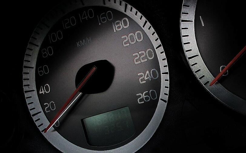 Mit manipulierten Laufleistungen verkaufte der 66-jäjhrige Angeklagte Autos viel zu teuer.