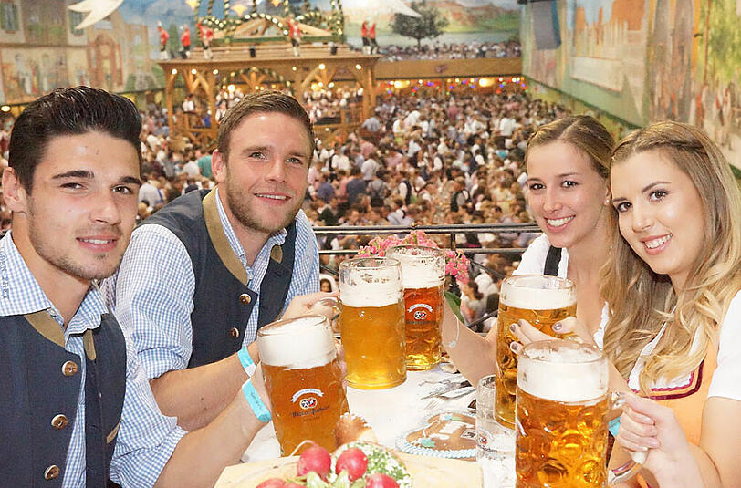 Christopher Schindler und Dominik Stahl mit Begleitung.