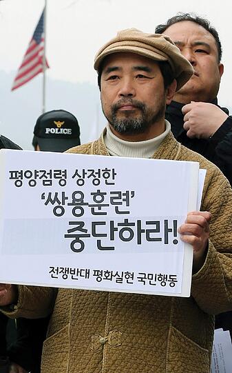 Der Attentäter: Der 55-jährige Kim Ki-jong protestiert gegen gemeinsame Militärmanöver der USA und Südkorea.