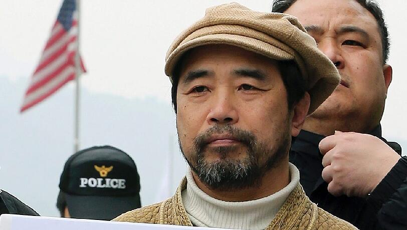 Der Attentäter: Der 55-jährige Kim Ki-jong protestiert gegen gemeinsame Militärmanöver der USA und Südkorea. Der Attentäter: Der 55-jährige Kim Ki-jong protestiert gegen gemeinsame Militärmanöver der USA und Südkorea.
