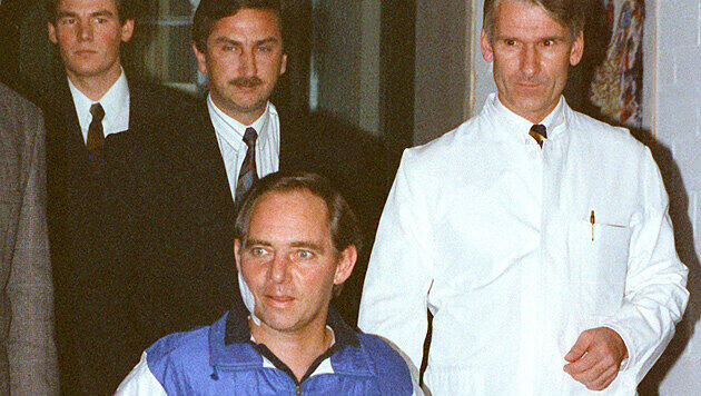 Wolfgang Schäuble (CDU) fährt knapp sechs Wochen nach dem Attentat in der Reha-Klinik Langensteinbach mit dem Rollstuhl zu einer Pressekonferenz, rechts steht Professor Jürgen Harms. (Archivfoto vom 22.11.1990) Wolfgang Schäuble (CDU) fährt knapp sechs Wochen nach dem Attentat in der Reha-Klinik Langensteinbach mit dem Rollstuhl zu einer Pressekonferenz, rechts steht Professor Jürgen Harms. (Archivfoto vom 22.11.1990)