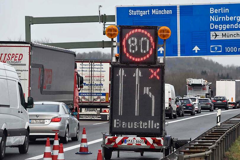 Wegen der Sperrung von zwei Spuren kommt es auf der A 99 zu starken Verkehrsbehinderungen.