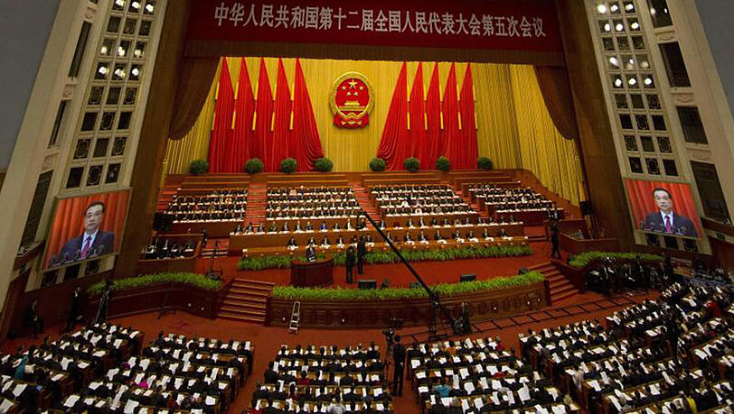 Chinas Ministerpräsident Li Keqiang eröffnet die Jahrestagung des Volkskongresses in der Großen Halle des Volkes in Peking. Keqiang gab ein Wachstumsziel für die zweitgrößte Volkswirtschaft von rund 6,5 Prozent vor. Chinas Ministerpräsident Li Keqiang eröffnet die Jahrestagung des Volkskongresses in der Großen Halle des Volkes in Peking. Keqiang gab ein Wachstumsziel für die zweitgrößte Volkswirtschaft von rund 6,5 Prozent vor.