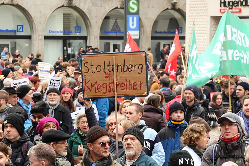 Traditionell zu Ostern marschieren die Menschen durch zahlreiche deutsche Städte. Auch in München demonstrieren hunderte für den Frieden.