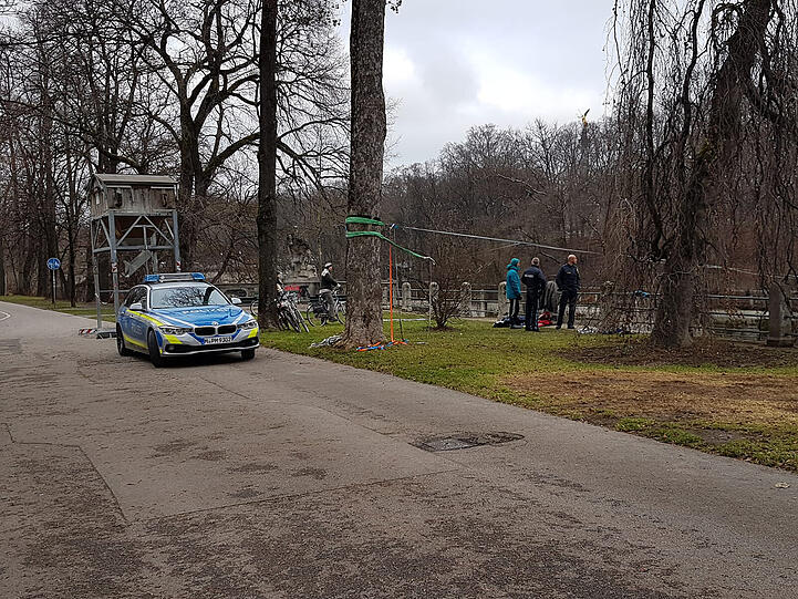 Ein junger Mann tanzte auf einem Seil, das über der Isar gespannt war - bei frostigen Temperaturen.