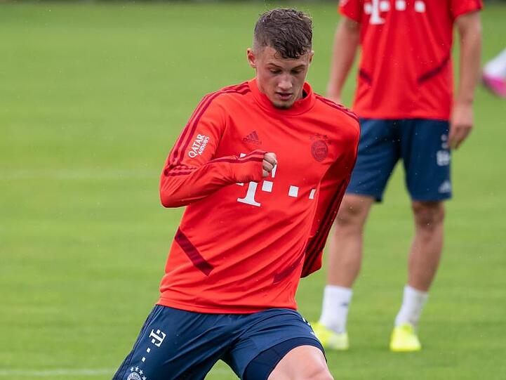 Michael Cuisance spielt, während einer Trainingseinheit des FC Bayern München, den Ball.
