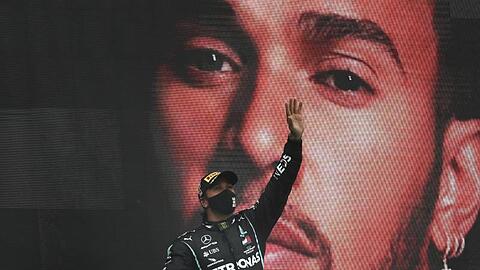 Weltmeister Lewis Hamilton vom Team Mercedes jubelt über seinen 92. Karrieresieg.