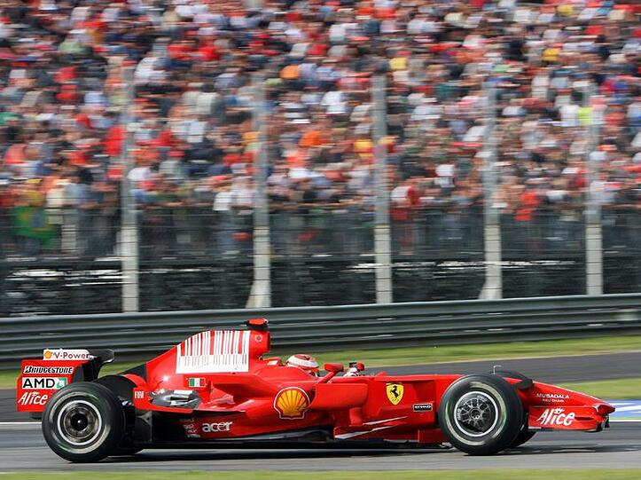 400 Euro müssen die Chinesen für ein Wochenendticket berappen, um die Formel-1-Flitzer live mitzuerleben.