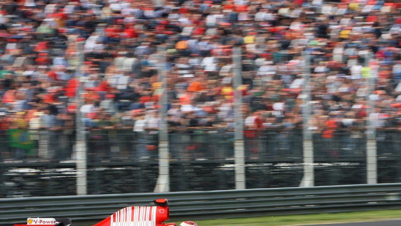 400 Euro müssen die Chinesen für ein Wochenendticket berappen, um die Formel-1-Flitzer live mitzuerleben. 400 Euro müssen die Chinesen für ein Wochenendticket berappen, um die Formel-1-Flitzer live mitzuerleben.