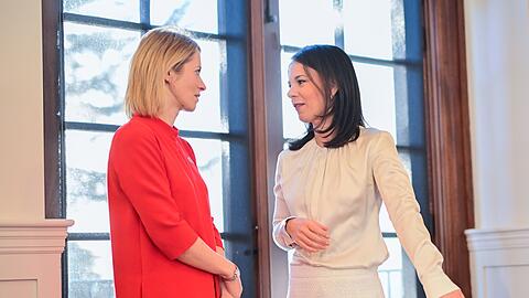 Demonstrative Solidarität mit Kanada: Außenministerin Annalena Baerbock (Grüne) und die EU-Außenbeauftragte Kaja Kallas (l) zeigen sich beim Treffen der G7-Außenministerinnen und -Minister in den Landesfarben des von US-Präsident Donald Trump attackierten Landes.