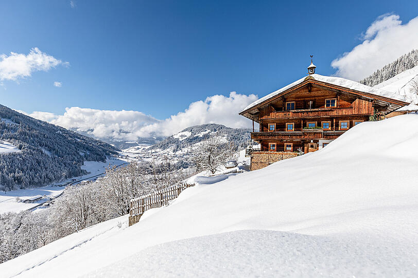 Die eindrucksvolle, tief verschneite Landschaft und die einzigartige Atmosphäre im Herzen Tirols machen den Winter zu einem besonderen Erlebnis: ein beeindruckendes Panorama erlebt man am Schatzberg Gipfelkreuz oder beim Top of Alpbachtal. Die eindrucksvolle, tief verschneite Landschaft und die einzigartige Atmosphäre im Herzen Tirols machen den Winter zu einem besonderen Erlebnis: ein beeindruckendes Panorama erlebt man am Schatzberg Gipfelkreuz oder beim Top of Alpbachtal.