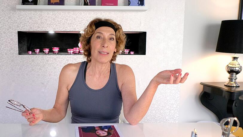 "Faltenfrei": Stella Martin (Adele Neuhauser) ist Kult in der Beauty-Branche, ihre Schönheitsprodukte sind heiß begehrt. "Faltenfrei": Stella Martin (Adele Neuhauser) ist Kult in der Beauty-Branche, ihre Schönheitsprodukte sind heiß begehrt.