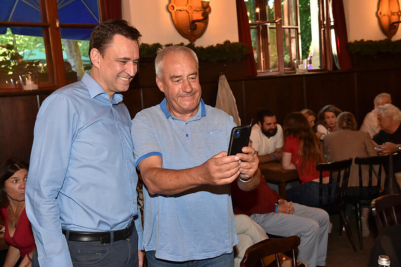 Georg Eisenreich und Ludwig Spaenle knipsten ein Selfie zusammen. Georg Eisenreich und Ludwig Spaenle knipsten ein Selfie zusammen.