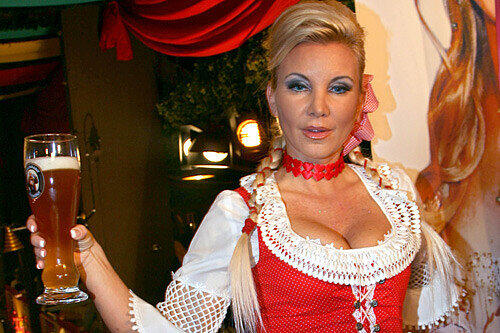 Tatjana Gsell im roten Dirndl.