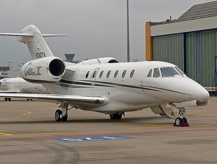 Eine Cessna 750 Citation X steht auf dem Flughafen Koeln/Bonn (Foto vom 08.04.10). Ein Jet des gleichen Typs ist am Donnerstagabend (01.03.12) im Landeanflug auf den Flughafen Egelsbach (Landkreis Offenbach) abgestuerzt. Mindestens drei Menschen sind bei dem Absturz ums Leben gekommen. Die Maschine verschwand gegen 19.00 Uhr beim Landeanflug vom Radar und stuerzte etwa drei Kilometer vor dem Flughafen in ein Waldstueck, teilte das Polizeipraesidium Suedosthessen mit. Beim Aufprall gab es demnach eine Explosion, anschliessend brannte das Wrack etwa eine Stunde.