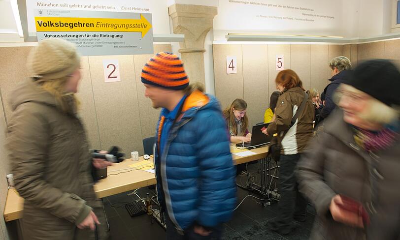 Mittelmäßiger Andrang beim Start des Volksbegehrens gegen die Studiengebühren in Bayern.