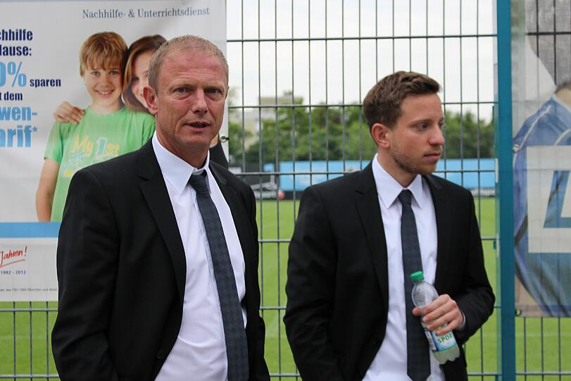 Macht die Löwen um 6 Uhr morgens munter: Trainer Torsten Fröhling und sen Teamorganisator Florian Waitz kurz vor der Abfahrt.