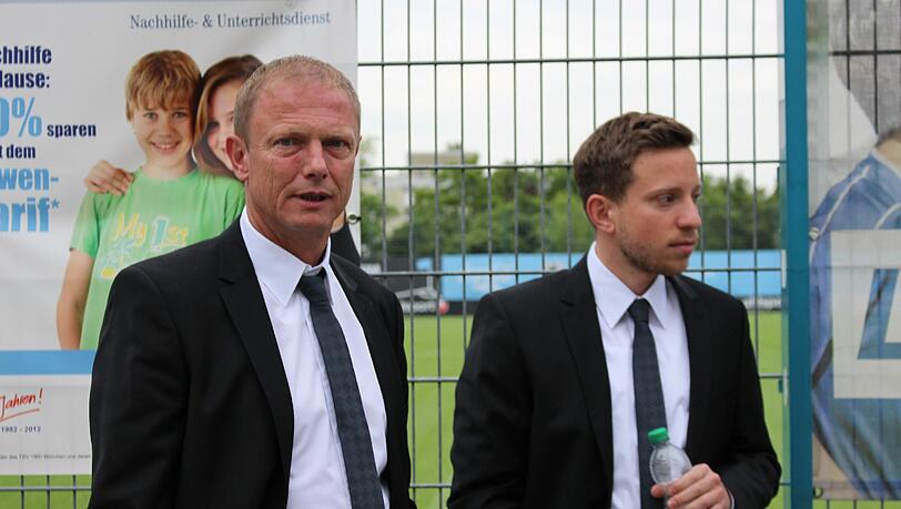 Macht die Löwen um 6 Uhr morgens munter: Trainer Torsten Fröhling und sen Teamorganisator Florian Waitz kurz vor der Abfahrt. Macht die Löwen um 6 Uhr morgens munter: Trainer Torsten Fröhling und sen Teamorganisator Florian Waitz kurz vor der Abfahrt.