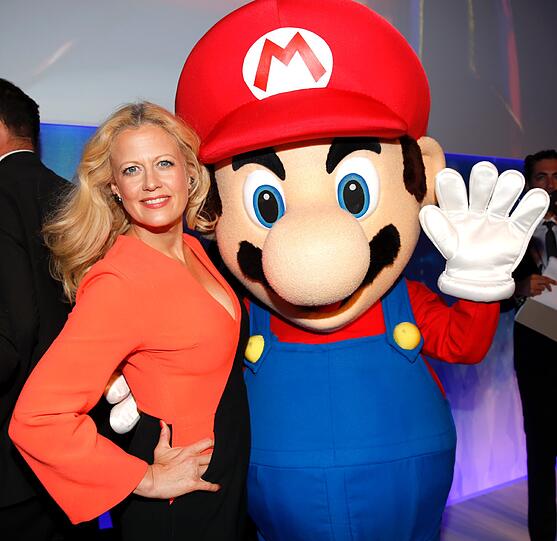 Barbara Schöneberger mit Super Mario