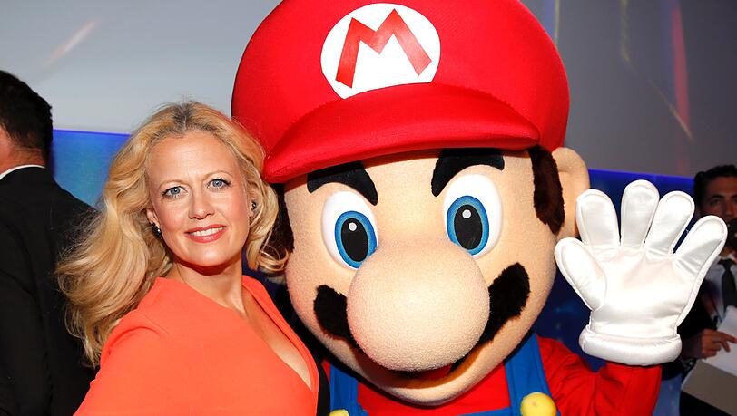 Barbara Schöneberger mit Super Mario Barbara Schöneberger mit Super Mario