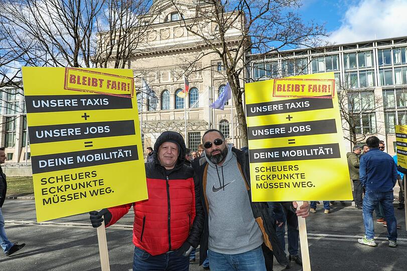 Die Münchner Taxifahrer demonstrierten am Mittwoch vor der Staatskanzlei.