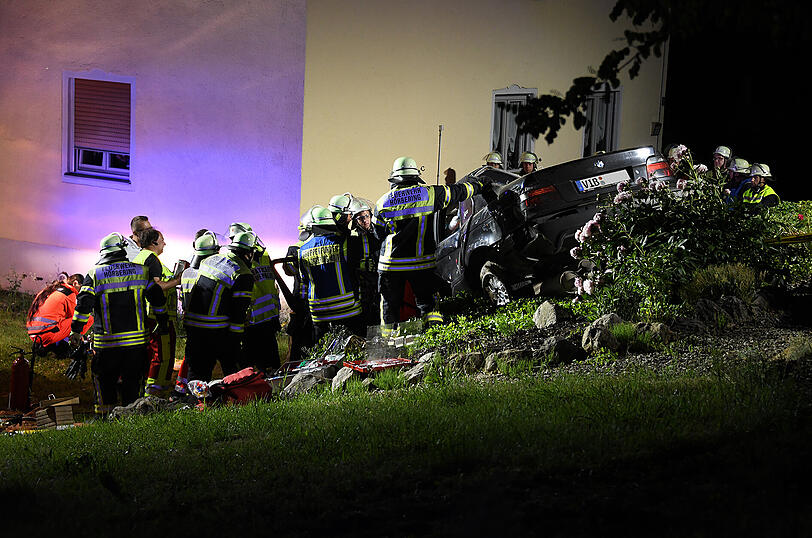 Der 48-Jährige aus Gangkofen wurde durch den Aufprall im seinem BMW eingeklemmt, musste von den Einsatzkräften der Feuerwehr befreit werden und kam schwer verletzt ins Krankenhaus Mühldorf.