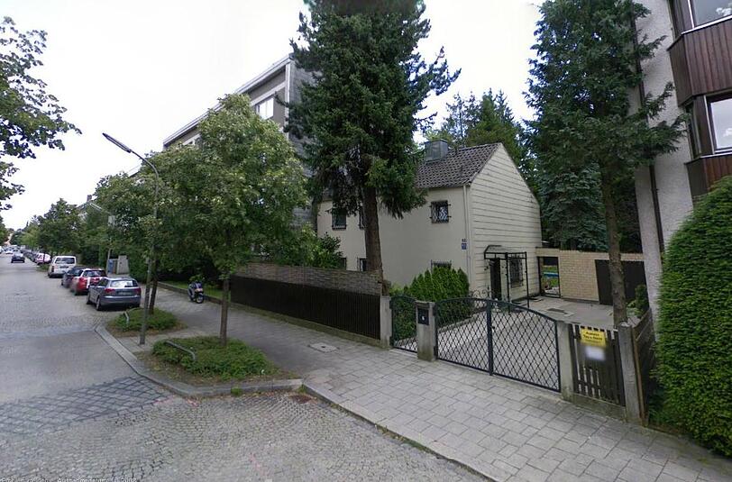 Ein Zwerg unter Riesen: das Einfamilienhaus wird abgerissen. Im Hinterhof sollen 17 Bäume gefällt werden.