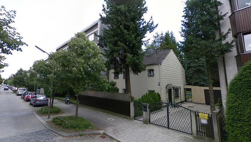 Ein Zwerg unter Riesen: das Einfamilienhaus wird abgerissen. Im Hinterhof sollen 17 Bäume gefällt werden. Ein Zwerg unter Riesen: das Einfamilienhaus wird abgerissen. Im Hinterhof sollen 17 Bäume gefällt werden.