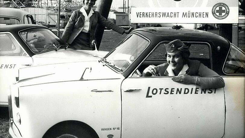 Zu viel getrunken auf der Wiesn? Kein Problem, dieser Lotsendienst der Verkehrswacht bringt 1960 die Betrunkene nach Hause - und liefert das eigene Auto gleich mit.. Zu viel getrunken auf der Wiesn? Kein Problem, dieser Lotsendienst der Verkehrswacht bringt 1960 die Betrunkene nach Hause - und liefert das eigene Auto gleich mit..