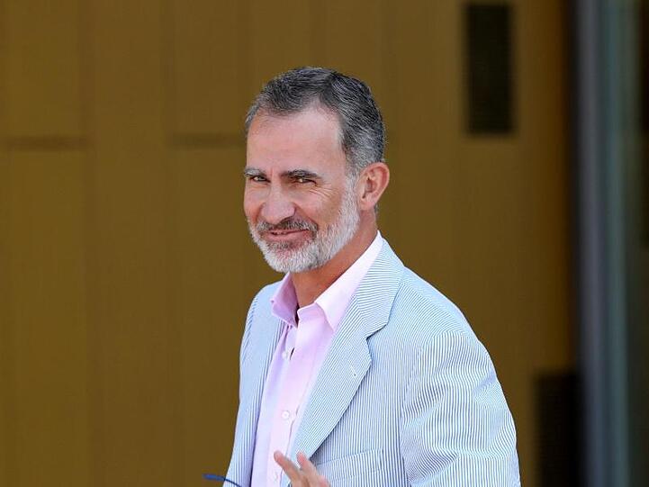 König Felipe VI. von Spanien am Eingang des Krankenhauses.