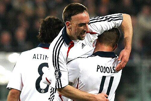 Das hat Spaß gemacht: Franck Ribery (l.) lässt sich von Lukas Podolski auf dem Arm nehmen