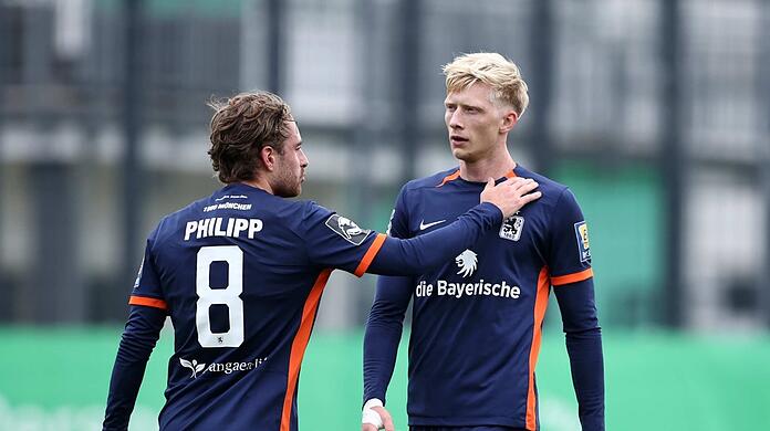 Deine Zeit ist gekommen, scheint David Philipp (l.) seinem Kollegen Raphael Schifferl zu signalisieren. Gegen seinen Ex-Klub Unterhaching kehrt der Abwehrrecke zurück ins 1860-Aufgebot.