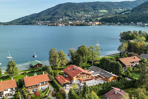 Ein idyllisches Wochenend-Häuschen am Tegernsee: Das sucht Kabarettistin Monika Gruber 2023. Aber: Ihr "Schmuckstück hat sich als Mogelpackung erwiesen", sagt die "Gruberin" am Dienstag vor Gericht. Ein idyllisches Wochenend-Häuschen am Tegernsee: Das sucht Kabarettistin Monika Gruber 2023. Aber: Ihr "Schmuckstück hat sich als Mogelpackung erwiesen", sagt die "Gruberin" am Dienstag vor Gericht.