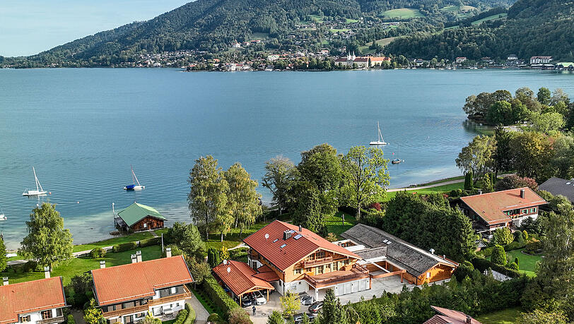 Ein idyllisches Wochenend-Häuschen am Tegernsee: Das sucht Kabarettistin Monika Gruber 2023. Aber: Ihr "Schmuckstück hat sich als Mogelpackung erwiesen", sagt die "Gruberin" am Dienstag vor Gericht. Ein idyllisches Wochenend-Häuschen am Tegernsee: Das sucht Kabarettistin Monika Gruber 2023. Aber: Ihr "Schmuckstück hat sich als Mogelpackung erwiesen", sagt die "Gruberin" am Dienstag vor Gericht.