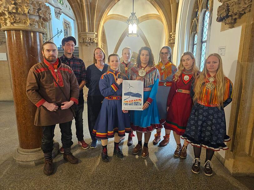 Vertreterinnen und Vertreter des Sámi-Parlaments im Rathaus mit Stadträten (v.l.): Beaska Niillas, Christian Schwarzenberger (Die Linke), Katharina Horn (Die Linke), Camilla Therese Karlsen, Eva Maria Fjellheim, Laila Helen Eira, Agnes Svakko, Elen Anna Solberg, Ayla Nutti. Nicht im Bild, aber aus Norwegen zugeschaltet: Die Sámi-Rentierzüchterin Elise Holtan Pavall Årbogen. Vertreterinnen und Vertreter des Sámi-Parlaments im Rathaus mit Stadträten (v.l.): Beaska Niillas, Christian Schwarzenberger (Die Linke), Katharina Horn (Die Linke), Camilla Therese Karlsen, Eva Maria Fjellheim, Laila Helen Eira, Agnes Svakko, Elen Anna Solberg, Ayla Nutti. Nicht im Bild, aber aus Norwegen zugeschaltet: Die Sámi-Rentierzüchterin Elise Holtan Pavall Årbogen.